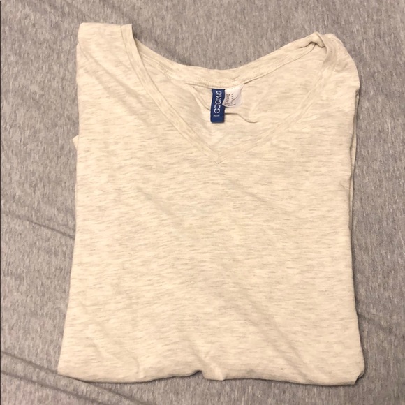 Set of 2 H&M V-Neck Tees Red and White - Picture 2 of 5